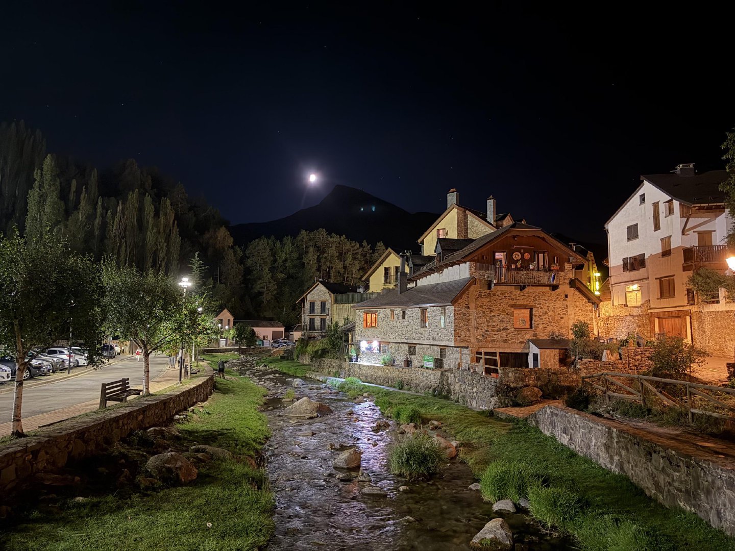 Sallent by night